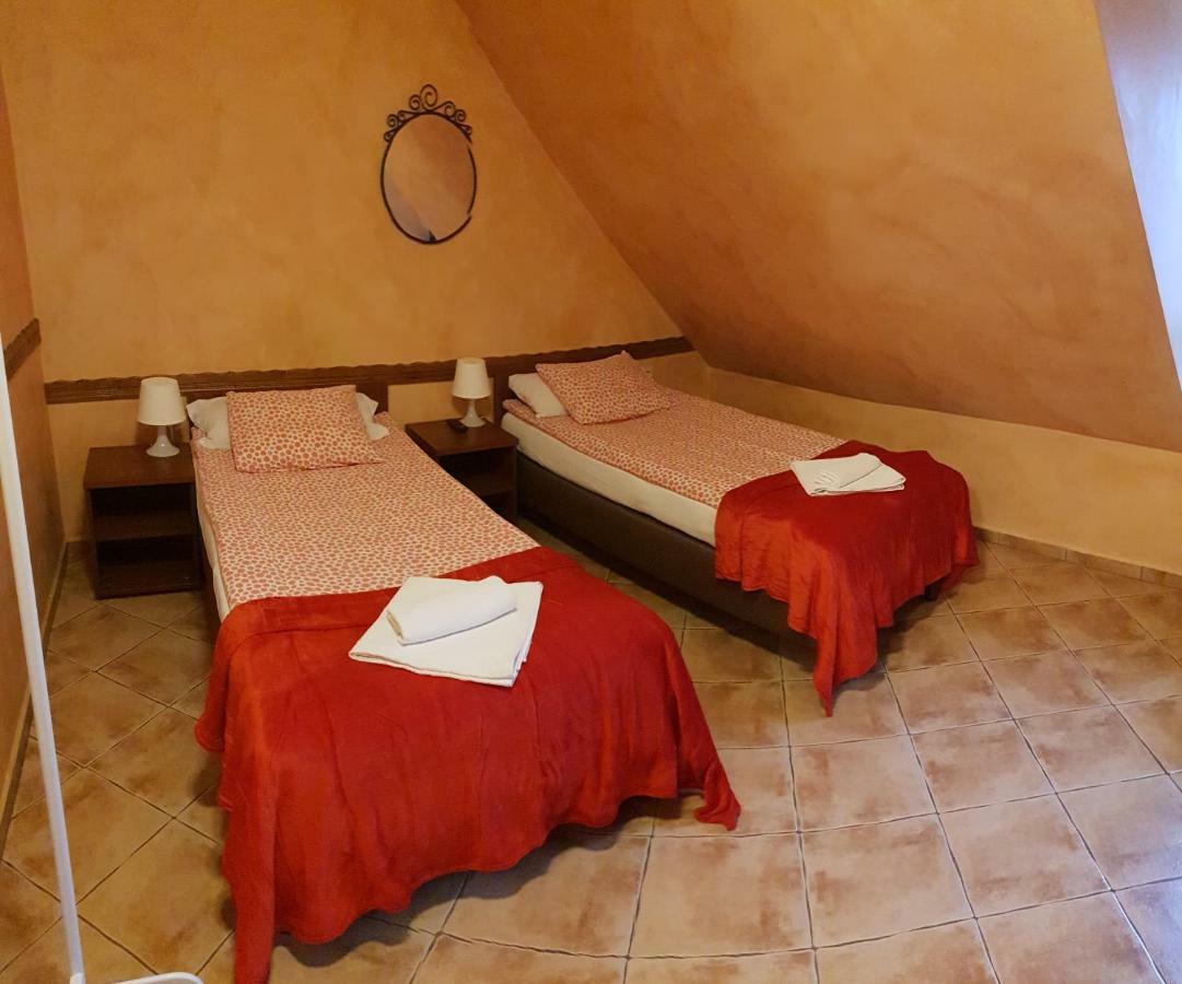 Malinowy Dwor Hotel Ruda Slaska Buitenkant foto