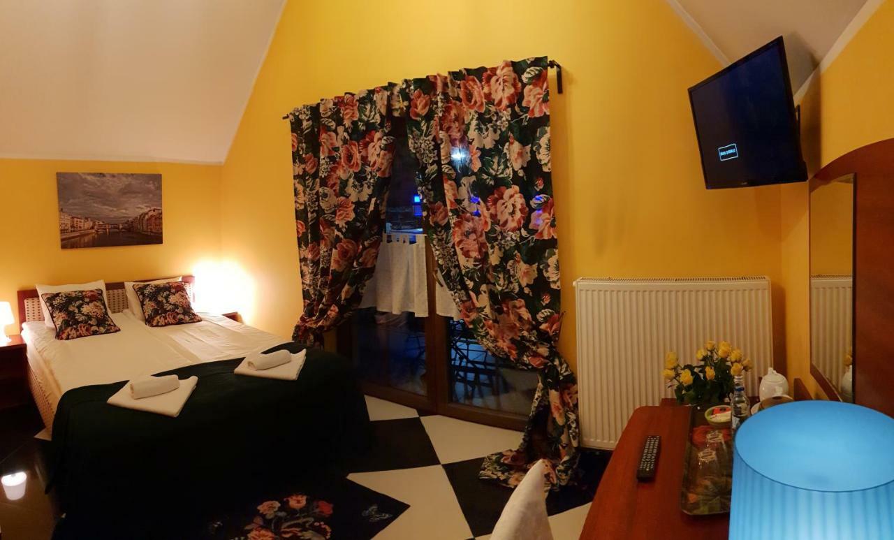 Malinowy Dwor Hotel Ruda Slaska Buitenkant foto