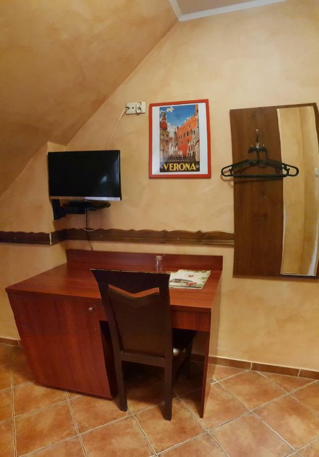 Malinowy Dwor Hotel Ruda Slaska Buitenkant foto