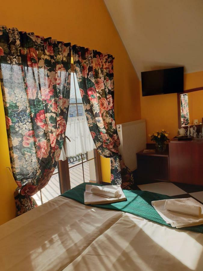 Malinowy Dwor Hotel Ruda Slaska Buitenkant foto